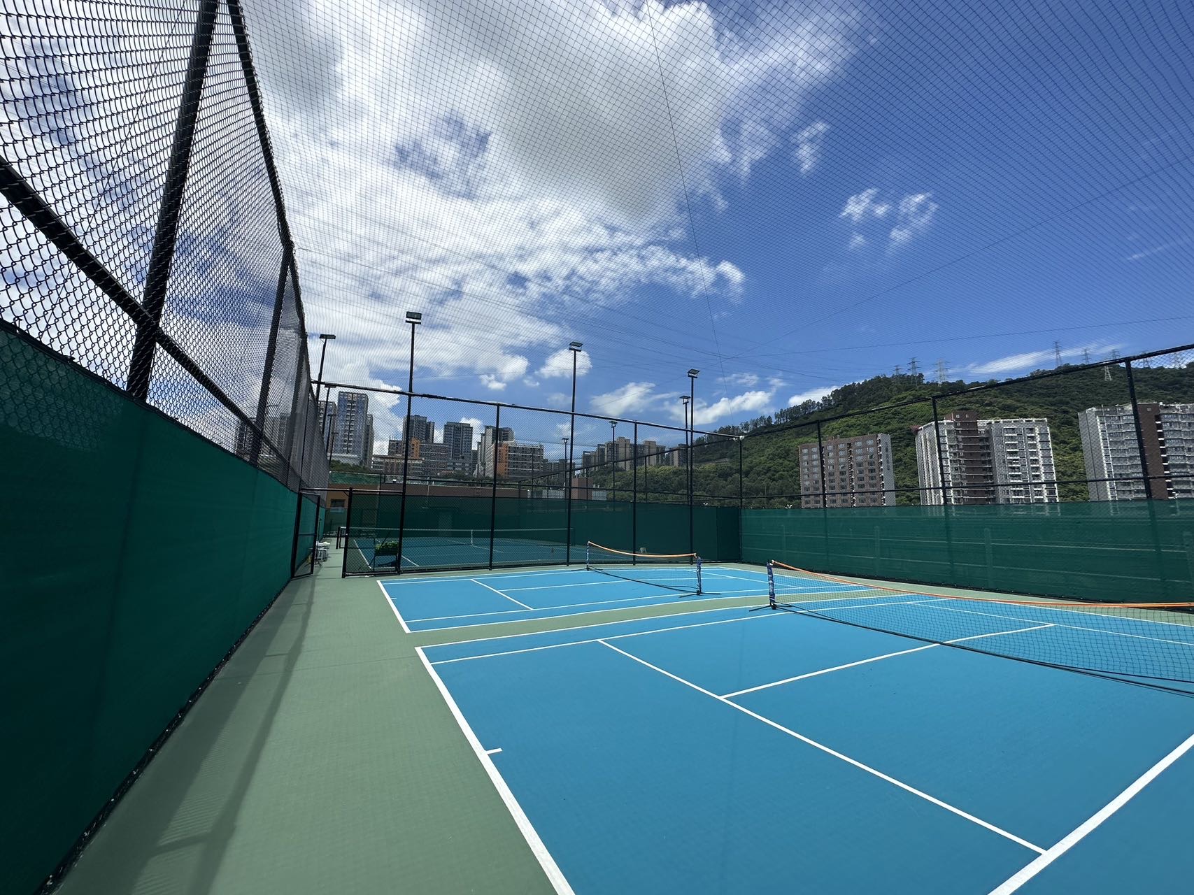 全越网球 Grander Tennis(蛇口店)网球场照片4。全越网球 Grander Tennis(蛇口店)位于广东省深圳市南山区集悦城荔山5栋5F，可在网球地图查看深圳市网球场订场方式。提供室外场、硬地场等场地。场馆设施包括洗手间、沐浴间、饮料…